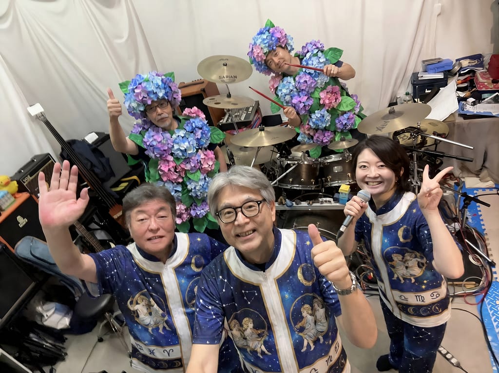 ふたご座の三人が紫陽花二人を従えてLiveリハーサル中！